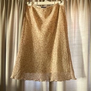 Summer Lined skirt with peachy sheer overlay. Scalloped hem. Elastic waist.✨